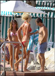 Victoria Silvstedt feet photo thumbnail