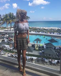 Victoria Silvstedt feet photo thumbnail