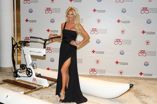 Victoria Silvstedt feet photo thumbnail