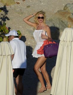 Victoria Silvstedt feet photo thumbnail