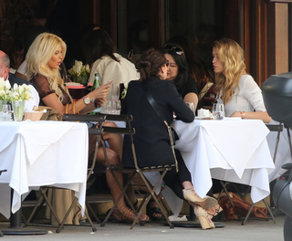 Victoria Silvstedt feet photo thumbnail