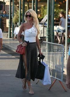 Victoria Silvstedt feet photo thumbnail