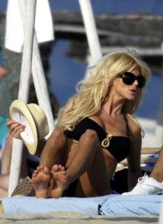 Victoria Silvstedt feet photo thumbnail