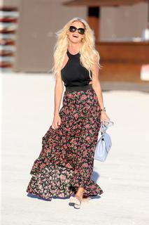 Victoria Silvstedt feet photo thumbnail