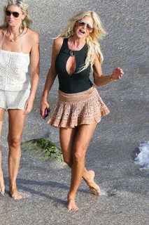 Victoria Silvstedt feet photo thumbnail