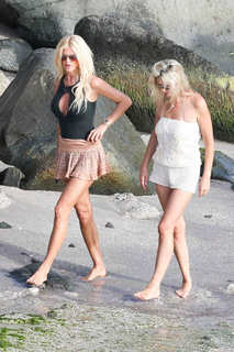 Victoria Silvstedt feet photo thumbnail