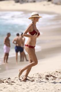 Victoria Silvstedt feet photo thumbnail