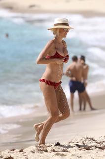Victoria Silvstedt feet photo thumbnail
