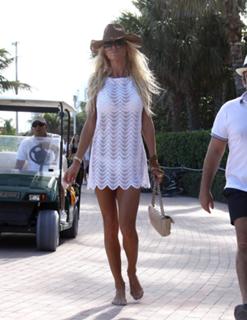 Victoria Silvstedt feet photo thumbnail