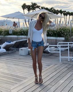 Victoria Silvstedt feet photo thumbnail