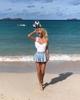 Victoria Silvstedt feet photo thumbnail
