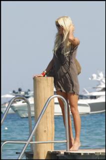 Victoria Silvstedt feet photo thumbnail
