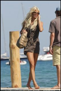 Victoria Silvstedt feet photo thumbnail