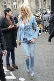 Victoria Silvstedt feet photo thumbnail