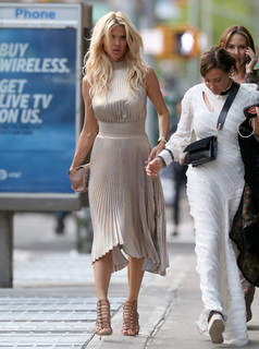 Victoria Silvstedt feet photo thumbnail