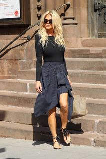 Victoria Silvstedt feet photo thumbnail
