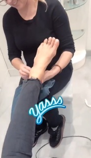 Victoria Silvstedt feet photo thumbnail