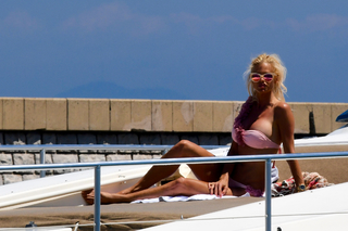 Victoria Silvstedt feet photo thumbnail