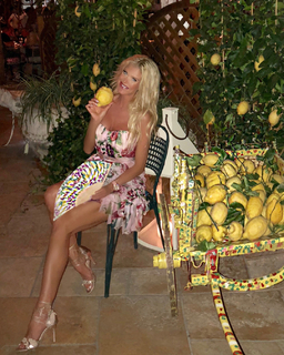 Victoria Silvstedt feet photo thumbnail