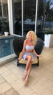 Victoria Silvstedt feet photo thumbnail