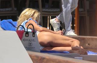 Victoria Silvstedt feet photo thumbnail