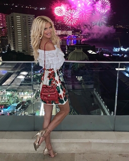 Victoria Silvstedt feet photo thumbnail