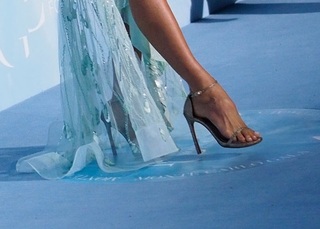 Victoria Silvstedt feet photo thumbnail