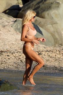 Victoria Silvstedt feet photo thumbnail