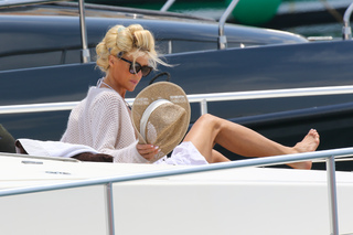 Victoria Silvstedt feet photo thumbnail