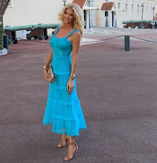 Victoria Silvstedt feet photo thumbnail