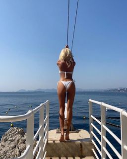 Victoria Silvstedt feet photo thumbnail