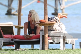 Victoria Silvstedt feet photo thumbnail