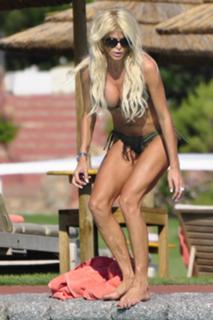 Victoria Silvstedt feet photo thumbnail
