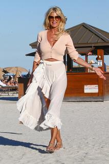 Victoria Silvstedt feet photo thumbnail