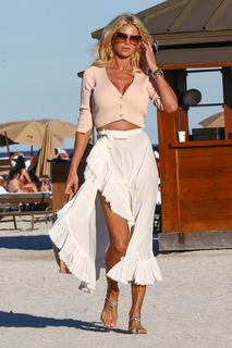 Victoria Silvstedt feet photo thumbnail