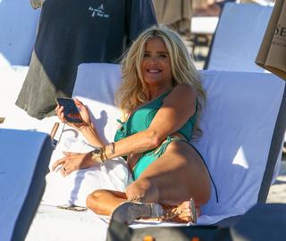 Victoria Silvstedt feet photo thumbnail