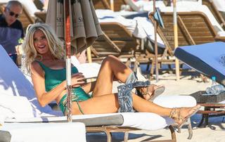 Victoria Silvstedt feet photo thumbnail