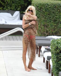Victoria Silvstedt feet photo thumbnail