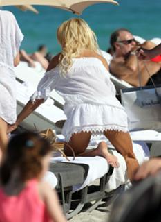 Victoria Silvstedt feet photo thumbnail