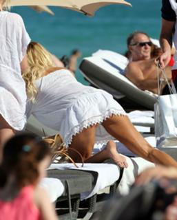 Victoria Silvstedt feet photo thumbnail