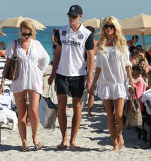 Victoria Silvstedt feet photo thumbnail