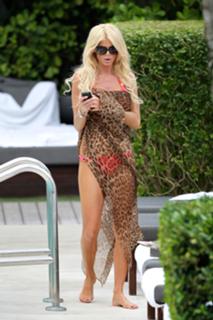Victoria Silvstedt feet photo thumbnail