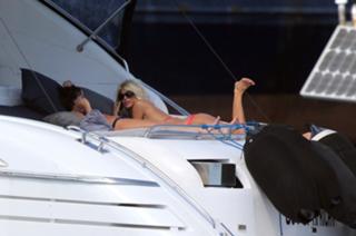 Victoria Silvstedt feet photo thumbnail