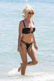 Victoria Silvstedt feet photo thumbnail