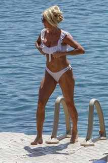 Victoria Silvstedt feet photo thumbnail