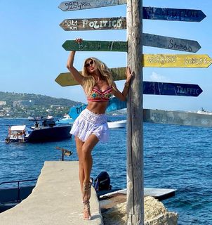 Victoria Silvstedt feet photo thumbnail