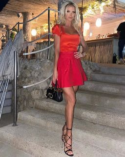 Victoria Silvstedt feet photo thumbnail