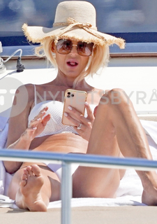 Victoria Silvstedt feet photo thumbnail