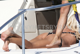 Victoria Silvstedt feet photo thumbnail