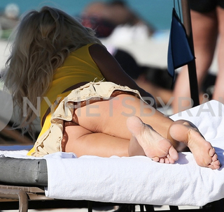 Victoria Silvstedt feet photo thumbnail